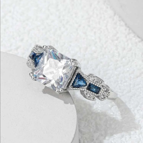 925 Sterling Silver Cubic Zirconia Ring - Picture 3 of 8